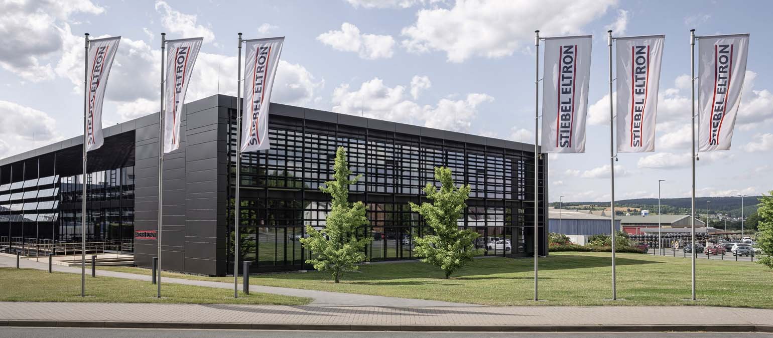 Ενεργειακό campus της STIEBEL ELTRON, βραβευμένη 8 φορές ως Superbrand, σύμβολο γερμανικής καινοτομίας και ενεργειακής απόδοσης.