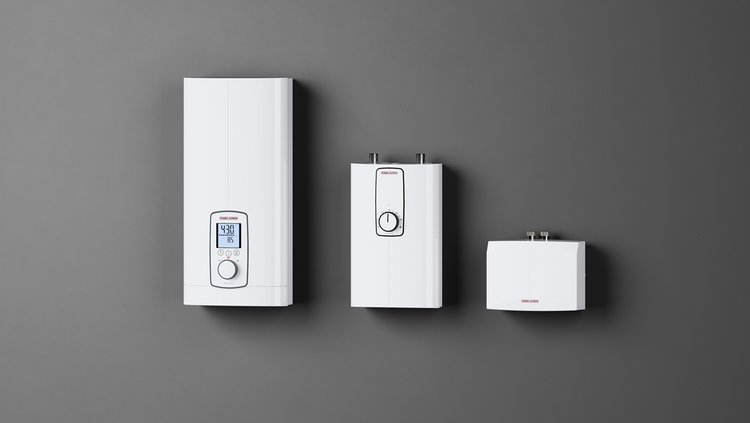 Ολοκληρωμένη σειρά ταχυθερμαντήρων STIEBEL ELTRON για κάθε ανάγκη Τρεις ταχυθερμαντήρες STIEBEL ELTRON σε γκρι τοίχο – ηλεκτρονικά και μηχανικά μοντέλα Mini, Compact και Comfort για κάθε χρήση ζεστού νερού