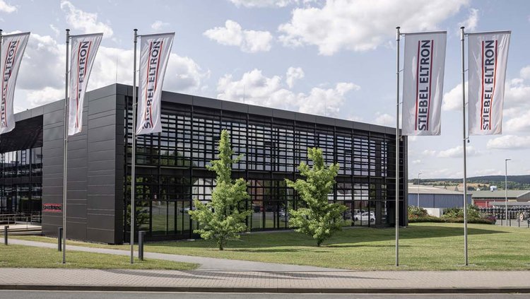 Ενεργειακό campus της STIEBEL ELTRON, βραβευμένη 8 φορές ως Superbrand, σύμβολο γερμανικής καινοτομίας και ενεργειακής απόδοσης.