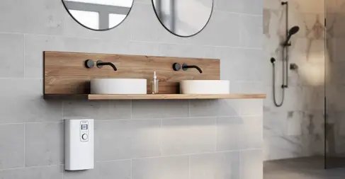 Ταχυθερμαντήρας STIEBEL ELTRON εγκατεστημένος σε μοντέρνο μπάνιο – άμεση παροχή ζεστού νερού με γερμανική αξιοπιστία