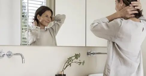 Γυναίκα σε ζεστό και άνετο χώρο με ηλεκτρική θέρμανση STIEBEL ELTRON από τη Heatovent Hellas