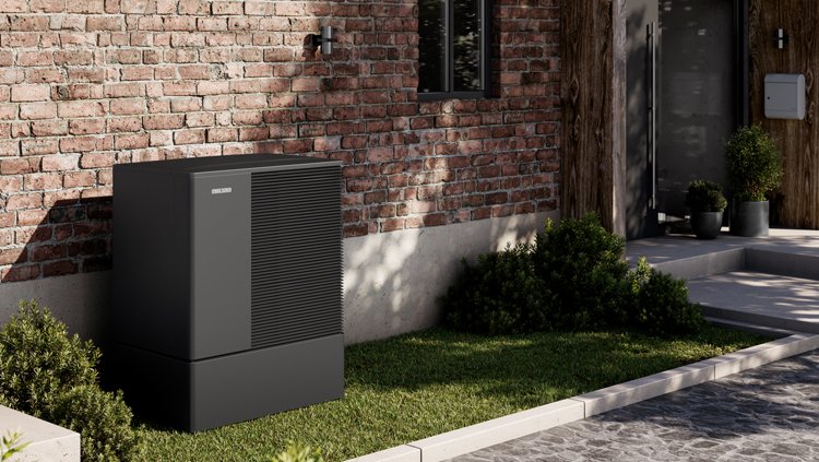 Εξωτερική μονάδα αντλίας θερμότητας STIEBEL ELTRON σε σύγχρονη κατοικία, για οικονομική και οικολογική θέρμανση από ανανεώσιμες πηγές ενέργειας.