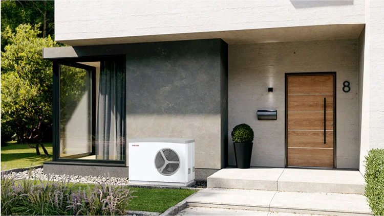 Εξωτερική μονάδα αντλίας θερμότητας STIEBEL ELTRON σε σύγχρονη κατοικία, για οικονομική και οικολογική θέρμανση από ανανεώσιμες πηγές ενέργειας.