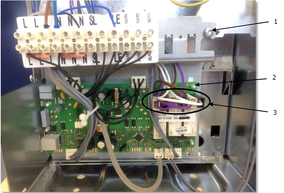 Εσωτερικό θερμοσυσσωρευτή STIEBEL ELTRON SHF με πλακέτα PCB και ηλεκτρικές συνδέσεις