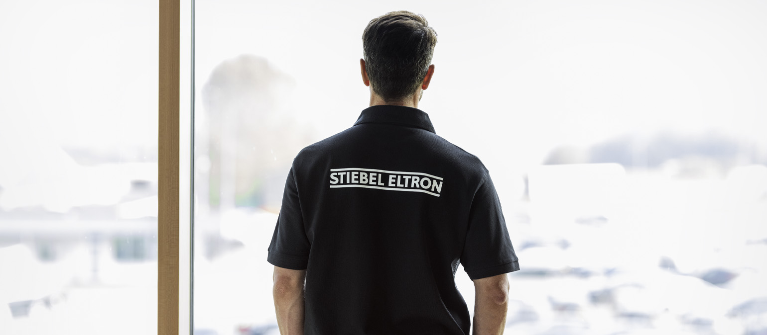 Εγκαταστάτης Heatovent με μαύρη μπλούζα STIEBEL ELTRON σε εκπαίδευση