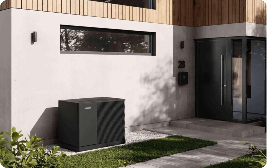 Αντλία θερμότητας STIEBEL ELTRON HPA-O Trend ή Plus δίπλα στην είσοδο κατοικίας