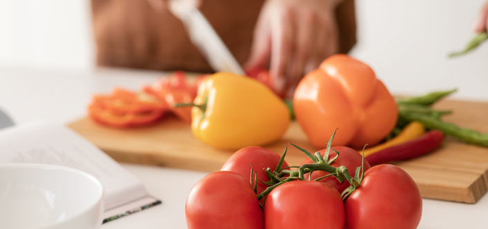 Προετοιμασία λαχανικών στον πάγκο κουζίνας