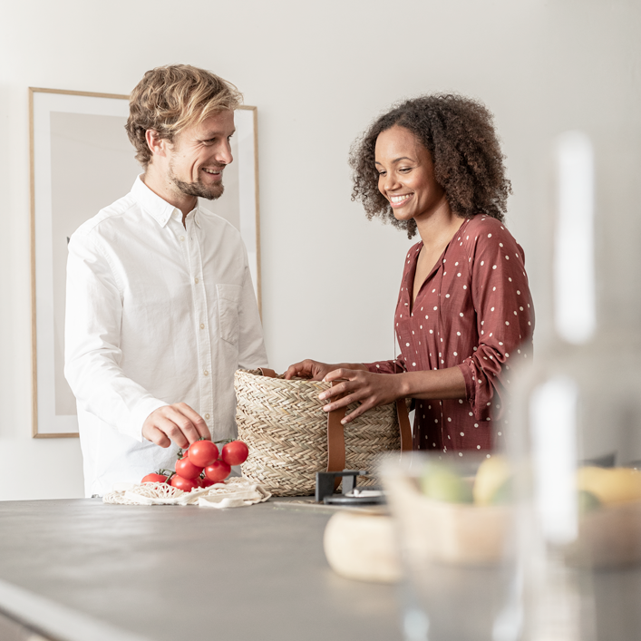Ζευγάρι στην κουζίνα — καθημερινή χρήση ζεστού νερού
