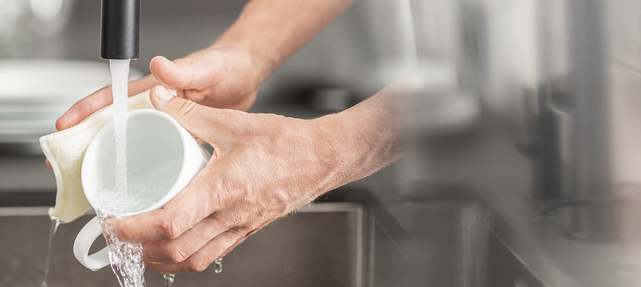 Σταθερό ζεστό νερό για πλύσιμο φλιτζανιού στη βρύση κουζίνας