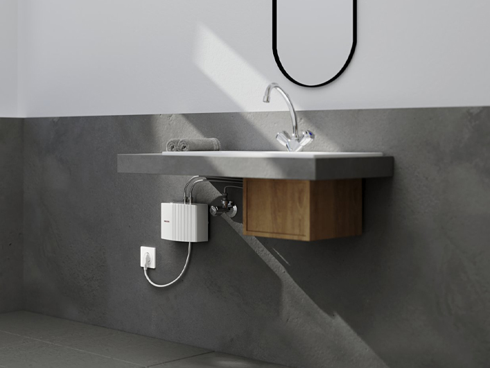 Εγκατεστημένος mini ταχυθερμαντήρας STIEBEL ELTRON EIL κάτω από νιπτήρα σε WC επισκεπτών