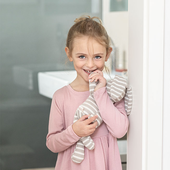 Κορίτσι σε WC επισκεπτών – mini ταχυθερμαντήρας STIEBEL ELTRON EIL