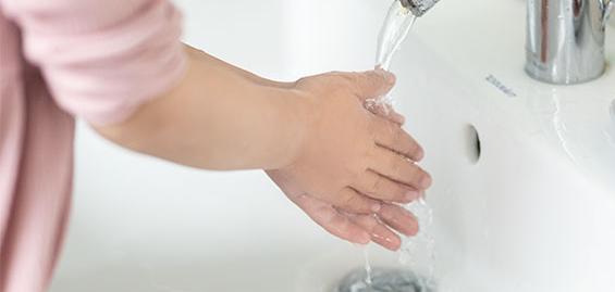 Πλύσιμο χεριών με ζεστό νερό