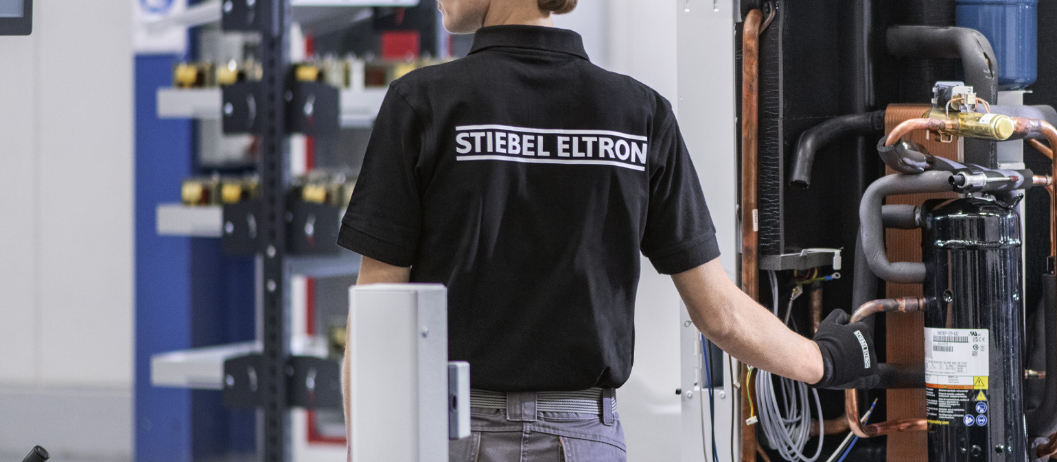 Τεχνικός στη γραμμή συναρμολόγησης STIEBEL ELTRON στη Γερμανία