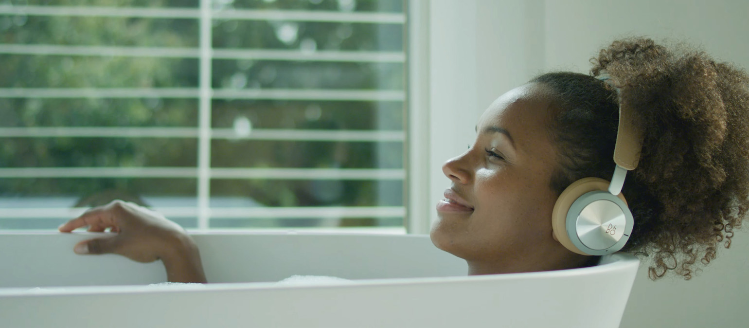 Γυναίκα χαλαρώνει στη μπανιέρα – σταθερή θερμοκρασία νερού με ταχυθερμαντήρα STIEBEL ELTRON