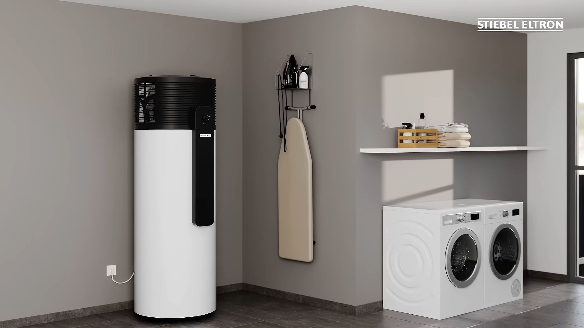 Αντλία θερμότητας ζεστού νερού STIEBEL ELTRON εγκατεστημένη σε βοηθητικό χώρο κατοικίας